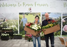 For the second time this year, Roses Forever at MNP Flowers. In the picture breeder Rosa Eskelund with Dutch Rose grower Ad van Marrewijk of BM Roses. They are holding a box of new roses selected by Ad van Marrewijk to trial in his greenhouse. For several years, he grows the Roses Forever roses and Infinity roses of Roses Forever.